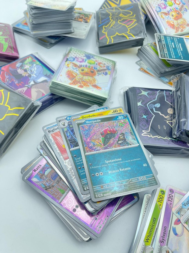 Pokémon - 2500 Mixed collection - Scarlet & Violet - Journey Together, Destined Rivals, Obsidian Flames, Paldea Evolved, Paldean Fates, Paradox Rift, Prismatic Evolutions, Scarlet & Violet Base Set, Scarlet & Violet 151, Shrouded Fable, Stellar Crown, Surging Sparks, Temporal Forces, Twilight Masquerade #2.1