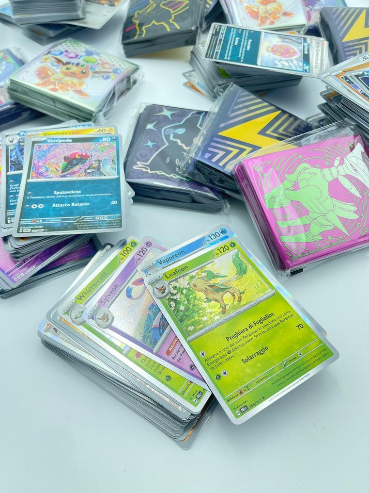 Pokémon - 2500 Mixed collection - Scarlet & Violet - Journey Together, Destined Rivals, Obsidian Flames, Paldea Evolved, Paldean Fates, Paradox Rift, Prismatic Evolutions, Scarlet & Violet Base Set, Scarlet & Violet 151, Shrouded Fable, Stellar Crown, Surging Sparks, Temporal Forces, Twilight Masquerade #1.0