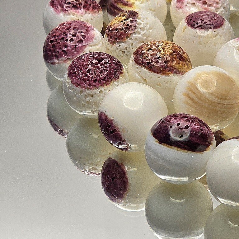 Natural white/purple spiny shell thread, smooth spherical, approximately 25 mm in diameter, about 37 hemisphere- 315 g - (1) #3.2