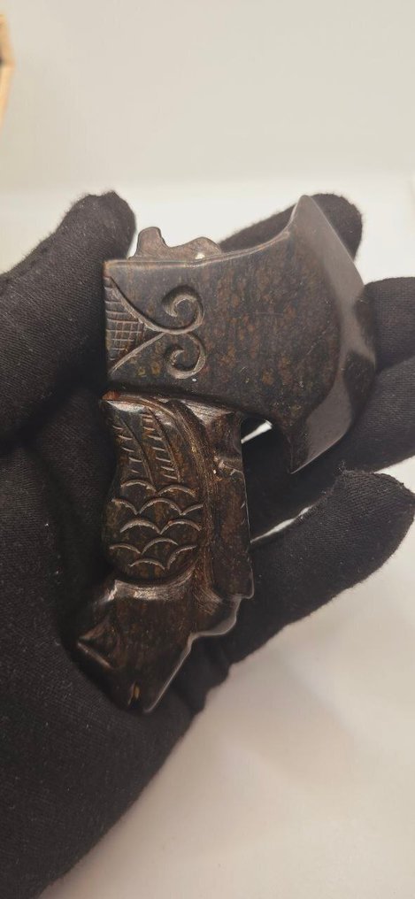 Smukt amulet Hongshan Acha forarbejdet med Fønix-æsen. - Amulet #1.0