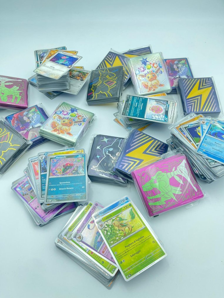 Pokémon - 2500 Mixed collection - Scarlet & Violet - Journey Together, Destined Rivals, Obsidian Flames, Paldea Evolved, Paldean Fates, Paradox Rift, Prismatic Evolutions, Scarlet & Violet Base Set, Scarlet & Violet 151, Shrouded Fable, Stellar Crown, Surging Sparks, Temporal Forces, Twilight Masquerade #1.0
