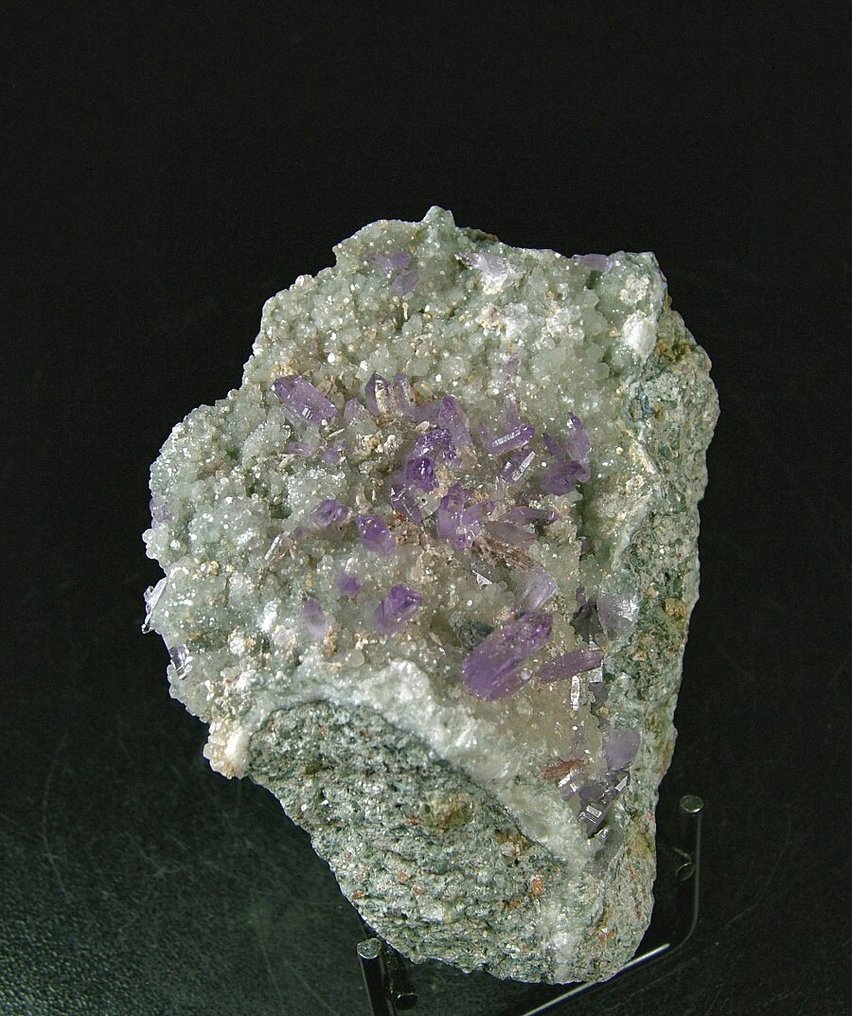 CW1801 Very Beautiful Amethyst on Calcite Crystals on matrix - Height: 89 mm - Width: 75 mm- 350 g - (1) #3.2
