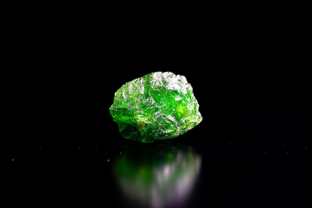 RARISSIME κρύσταλλος από TSAVORITE 4,11 καράτια - Υψηλής ποιότητας - Ύψος: 11 mm - Πλάτος: 8.5 mm- 0.82 g - (1) #1.0