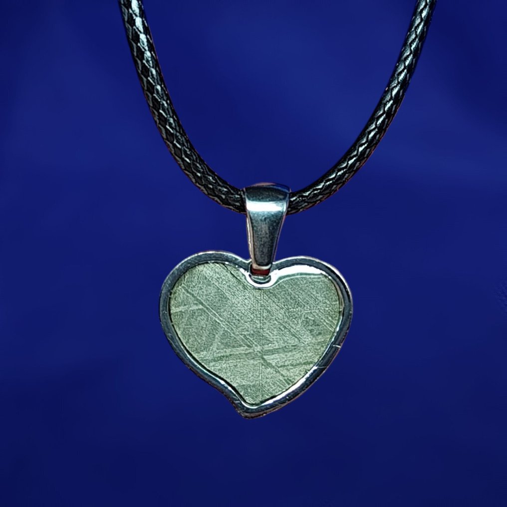 Pendente a forma di cuore in meteorite. MUONIONALUSTA (Svezia, 1906) acciaio inossidabile - 2.2 g #1.0