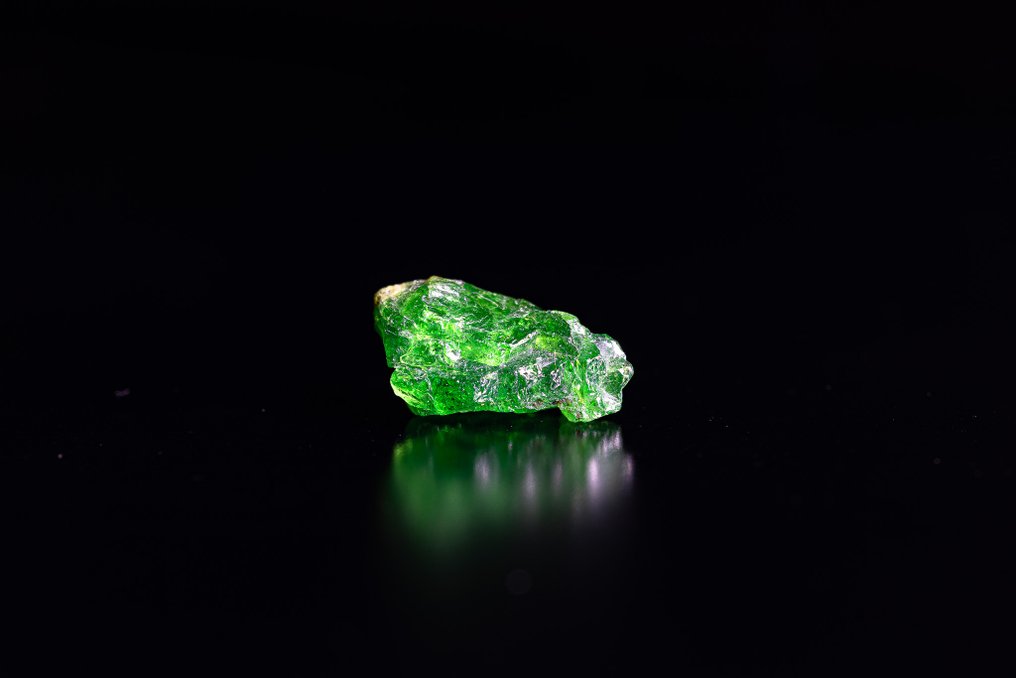 Very Rare Tsavorite Crystal 1.63 carats - top quality - Height: 10.4 mm - Width: 5.4 mm- 0.33 g - (1) #3.2