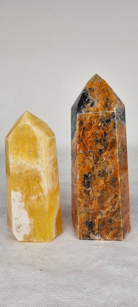 Calcit Obelisk - Höhe: 17 cm - Breite: 6 cm- 1.4 kg - (2) #3.2