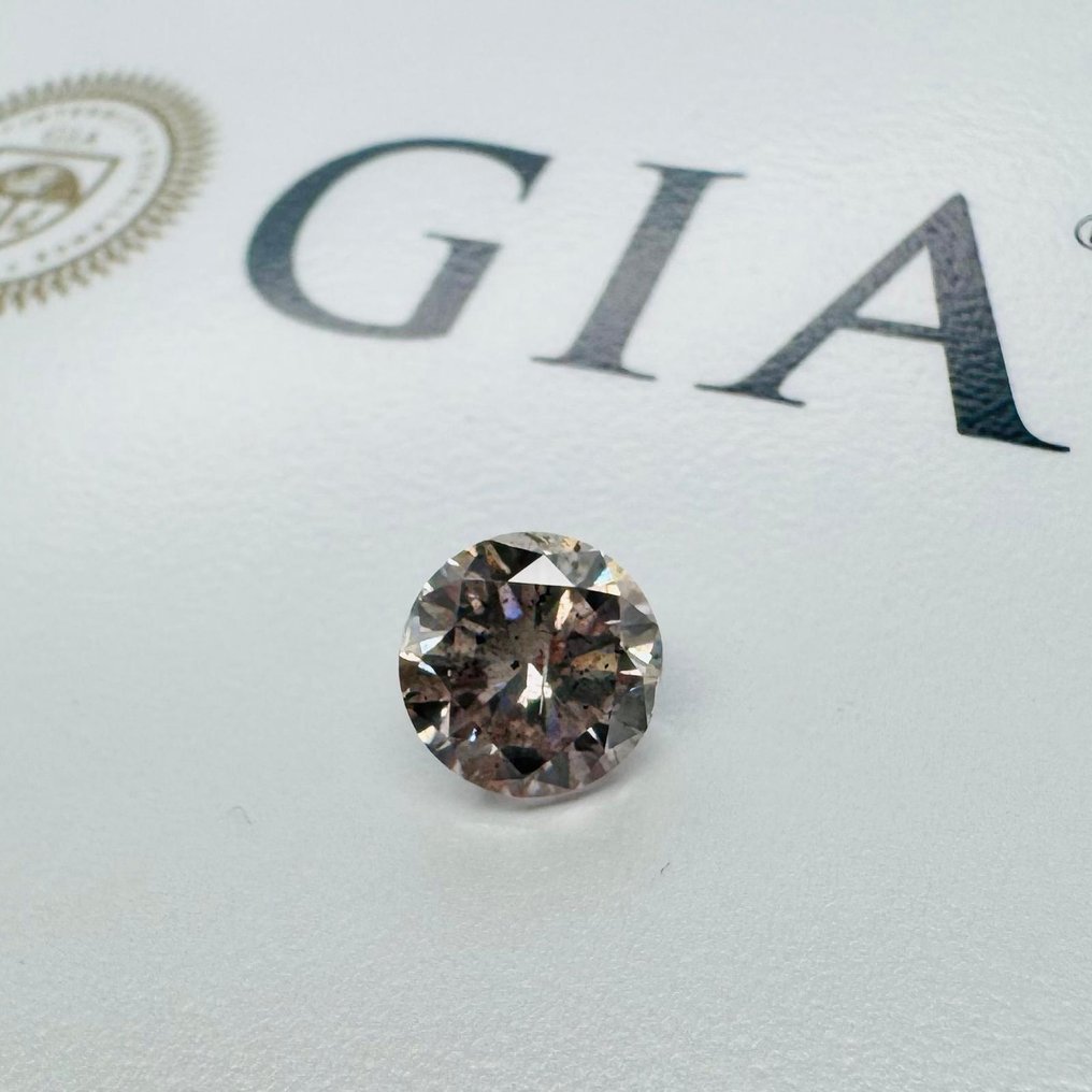 1 pcs Diamant (Couleur naturelle) - 2.64 ct - Rond - Fancy light Pourpre, Grisâtre Mauve, Gris - Non précisé dans le rapport de laboratoire - Gemological Institute of America (GIA) #1.0