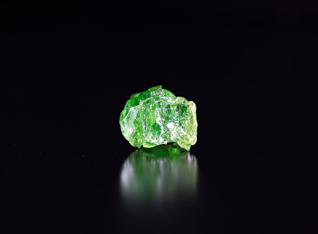 Very Rare Tsavorite Crystal 1,565 carats - top quality - Height: 8.5 mm - Width: 6.4 mm- 0.31 g - (1) #3.2