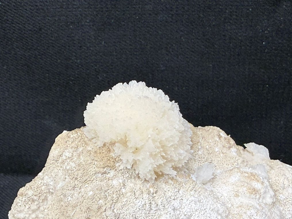 Fluorescent Calcite var. Manganoan cluster on Calcite matrix Specimen - Korkeus: 10.5 cm - Leveys: 7.5 cm- 464 g #2.1