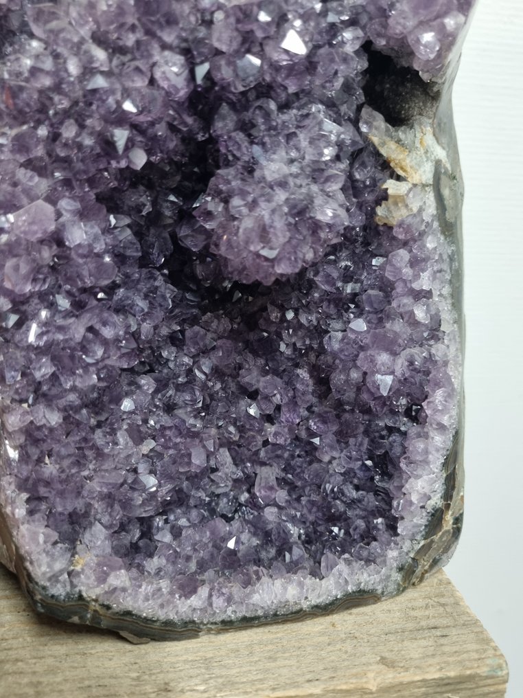 Very big standing Uruguay amethyst. - Height: 235 mm - Width: 180 mm- 5.52 kg #2.1