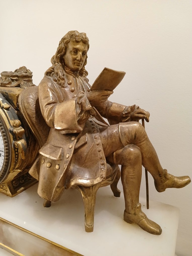 Relógio de lareira com figura - Mid 19th Century french clock with the figure of Moliere  sitting on a low stool - Napoleon III -  Inspirado na antiguidade Alabastro, Latão - 1900-1910 #1.0