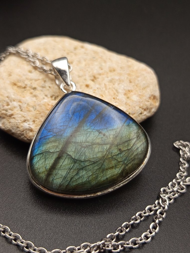 Gioiello in argento 925 con Labradorite top quality. - Altezza: 40 mm - Larghezza: 35 mm- 18.8 g - (1) #3.2