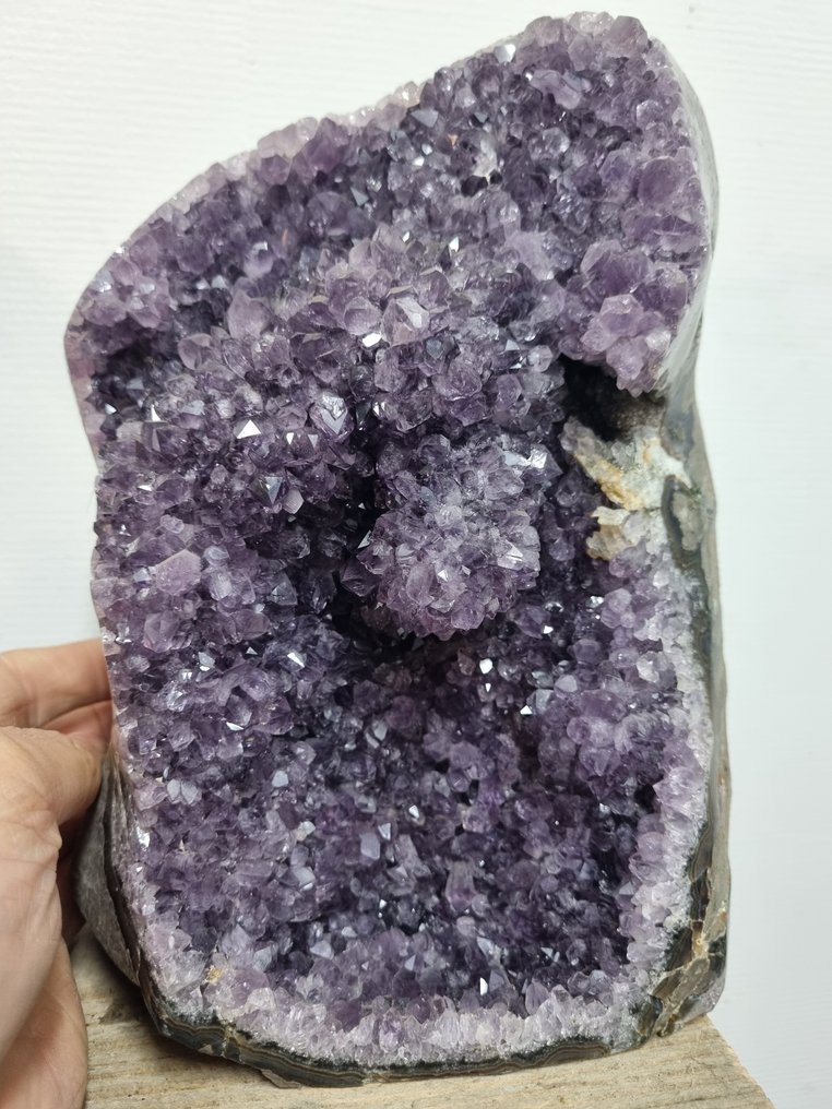 Very big standing Uruguay amethyst. - Height: 235 mm - Width: 180 mm- 5.52 kg #1.0