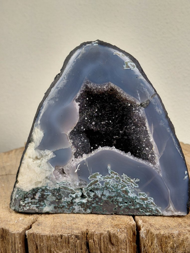 Λαμπερή αμέθυστος γεώδης - όμορφοι κρύσταλλοι. - Ύψος: 12,5 cm - Πλάτος: 13 cm- 1,5 kg #1.0