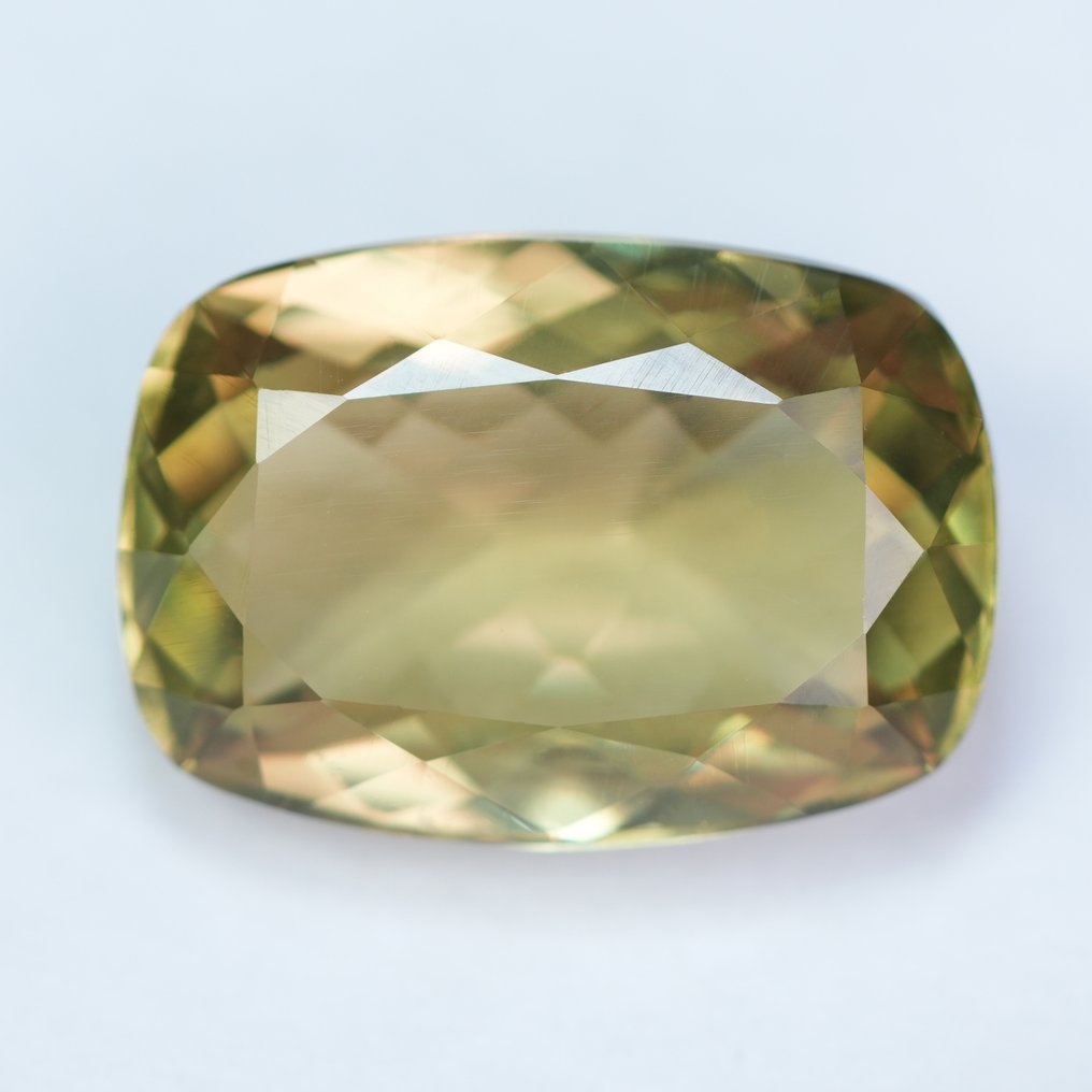 1 pcs Green, Purple, Multicolour Diaspore - 5.47 ct - International Gemological Institute (IGI) - Colour Changing Zultanite #1.0