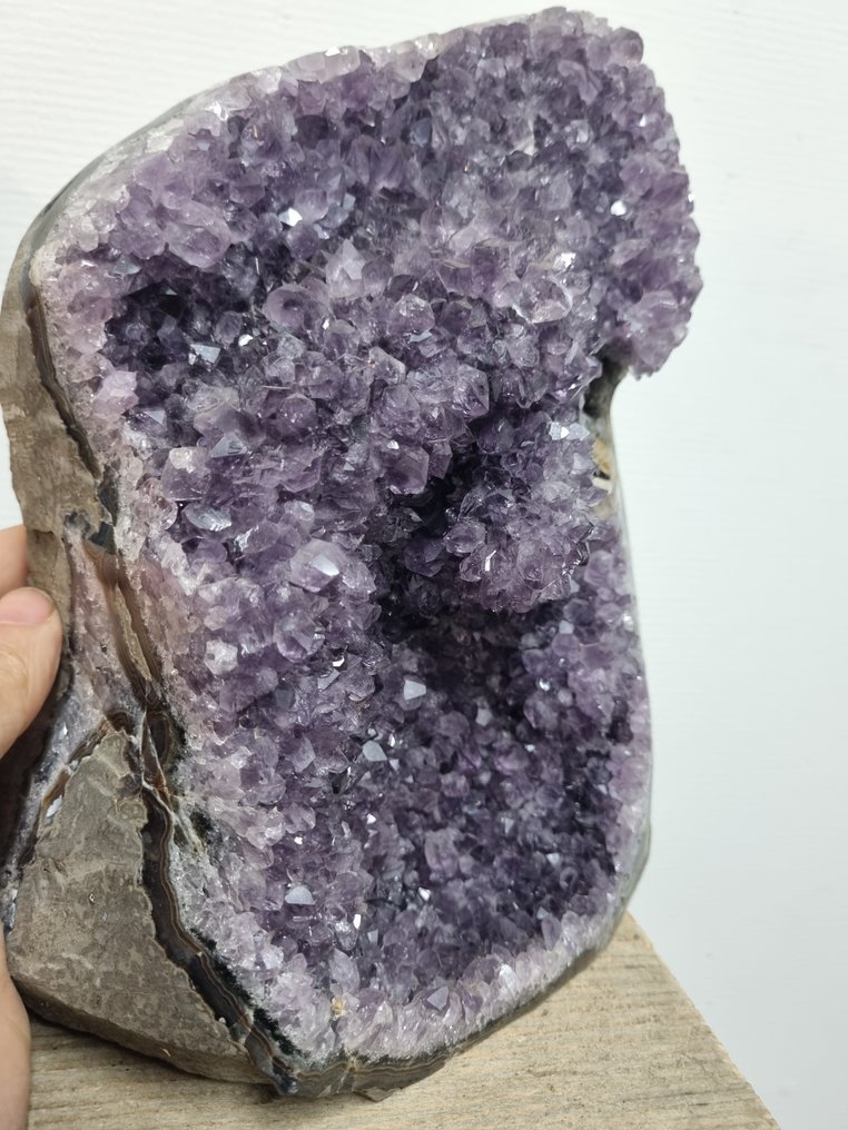 Very big standing Uruguay amethyst. - Height: 235 mm - Width: 180 mm- 5.52 kg #3.2