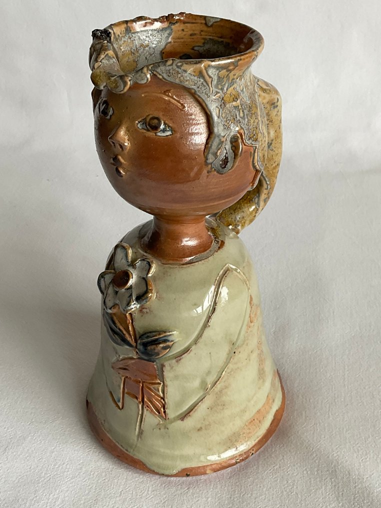 Michel GARDELLE (1949-2025) - Κανάτα - Πήλινα - Κορίτσι με ένα λουλούδι. #1.0