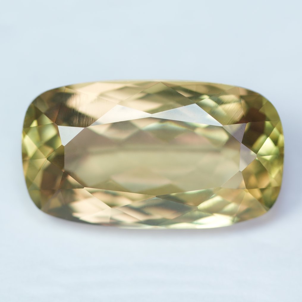 Zonder Minimumprijs - 1 pcs Geel, Groen, Paars, Meerkleurig Diaspoor - 6.33 ct - International Gemological Institute (IGI) - Kleurveranderende Zultanite #1.0