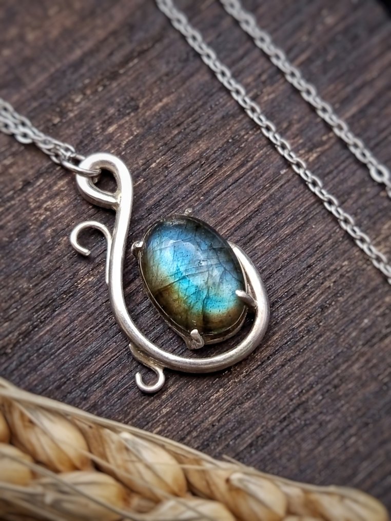 Jewelry 'Vergine' in 925 silver with top-quality Labradorite, unique piece. - Height: 27 mm - Width: 15 mm- 5.6 g - (1) #1.0