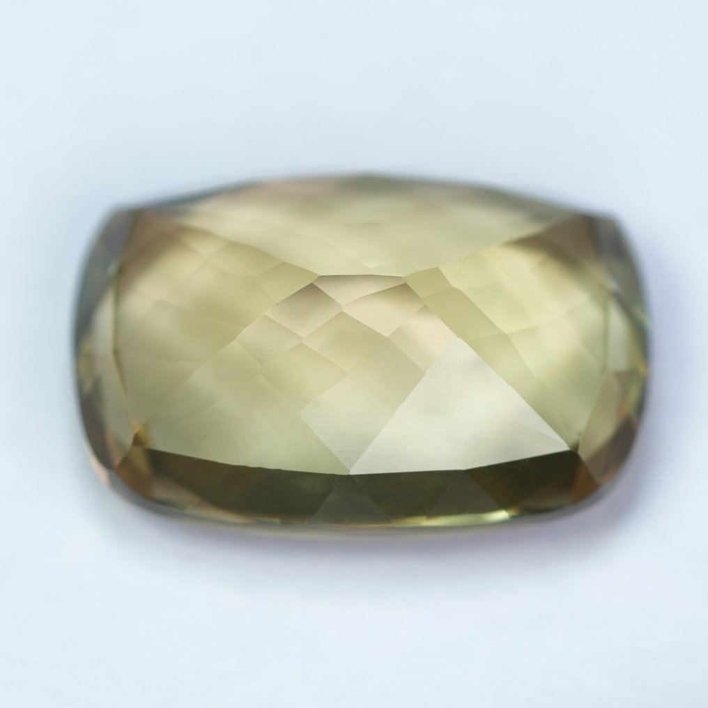 1 pcs Green, Purple, Multicolour Diaspore - 5.47 ct - International Gemological Institute (IGI) - Colour Changing Zultanite #2.1