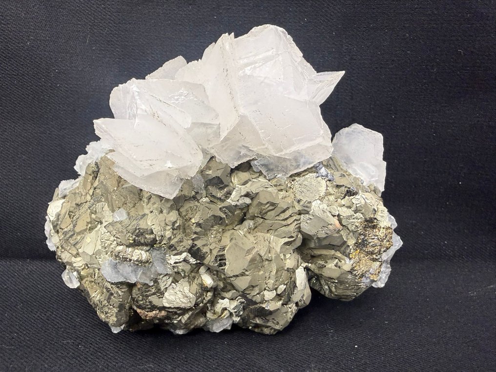 荧光方解石晶体在黄铁矿上 標本 - 高度: 11.5 cm - 闊度: 9 cm- 800 g #1.0