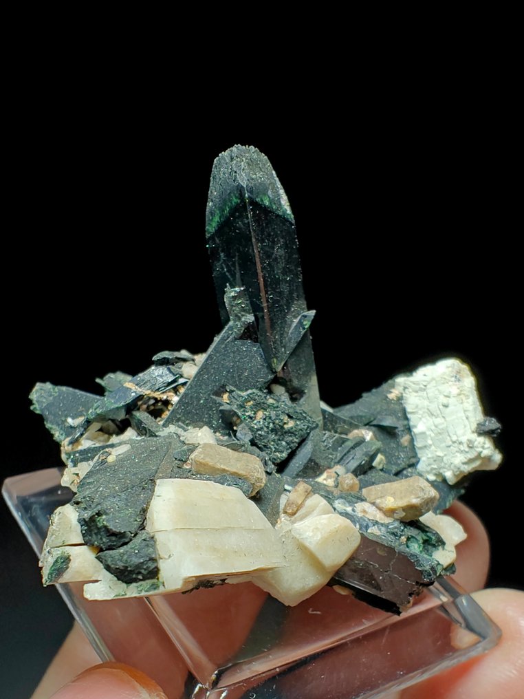 Zircon nero, aegirina su ortoclasio - Altezza: 5 cm - Larghezza: 4 cm- 40 g #1.0