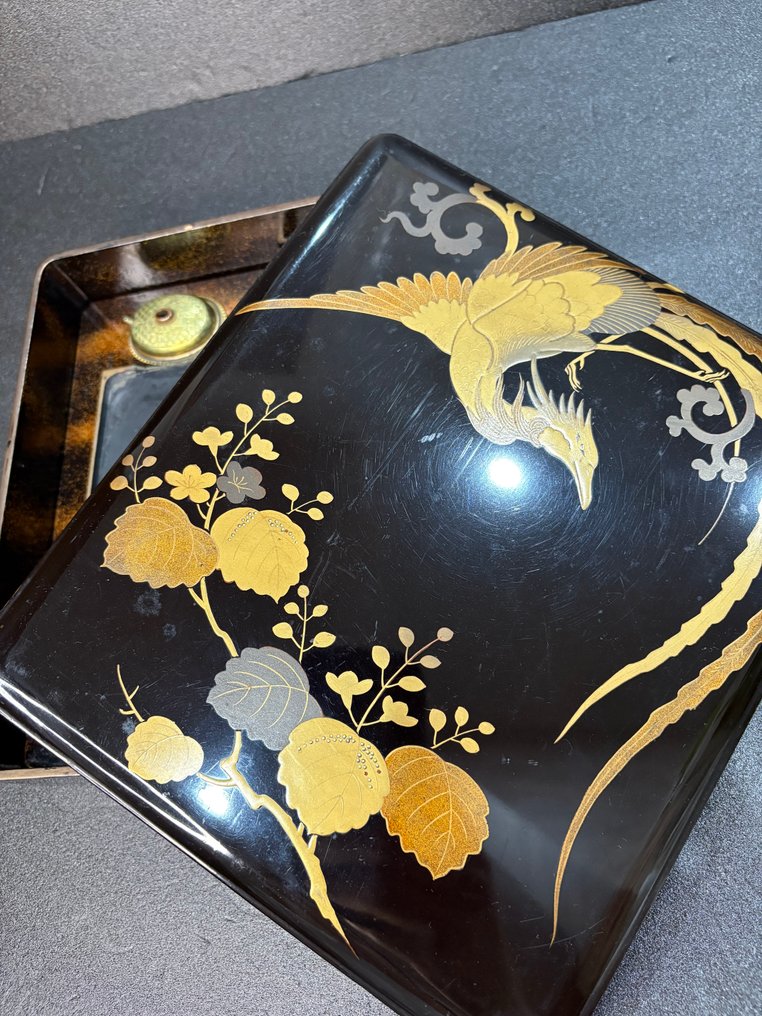 爱好盒 - 明治时期的书箱——金蒔絵(金蒔絵)装饰,底面为梨子色(Nashiji),设计为凤凰(鳳凰図)图案 #3.2