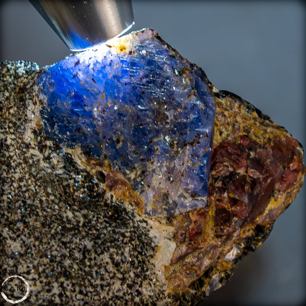 天然大蓝宝石和石榴石水晶 auf Matrix - 567,95ct- 113.59 g #1.0