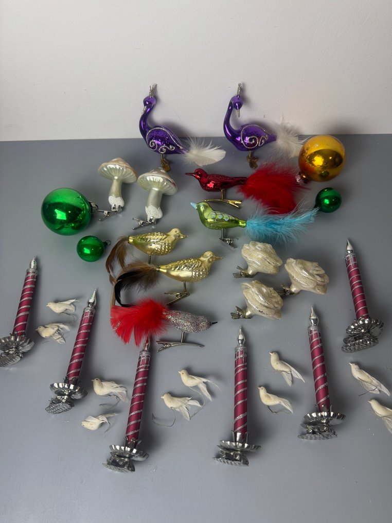 Kerstdecoratie (32) - Vintage en retro gekleurde en zilveren Glazen Kerstballen Set - 32 Stuks o.a. kaarsen, Vogeltjes, - Glas #1.0