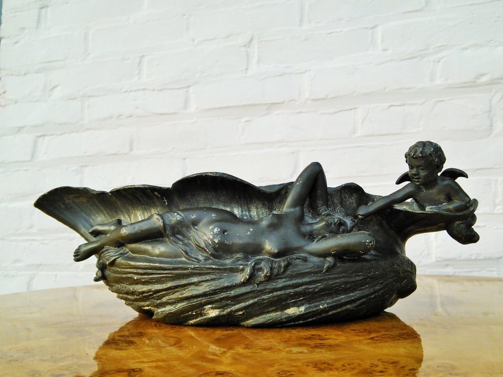 Jean Garnier (1853-1910) - 花盆架 - 新艺术风格的花槽，贝壳形状，配有维纳斯与爱神丘比特。 - 锡 #2.1