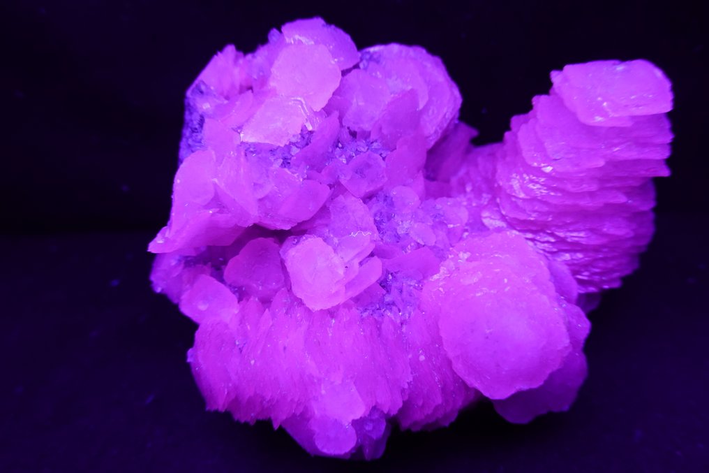 Fluorescent Calcite (UV) crystals var Pagoda (poker chip) Specimen - Height: 10.5 cm - Width: 8 cm- 481 g #1.0