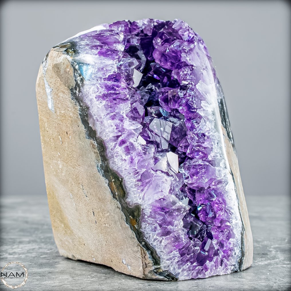 令人惊叹的紫水晶簇 耀眼的水晶辉煌在紫色中- 664.35 g #3.2