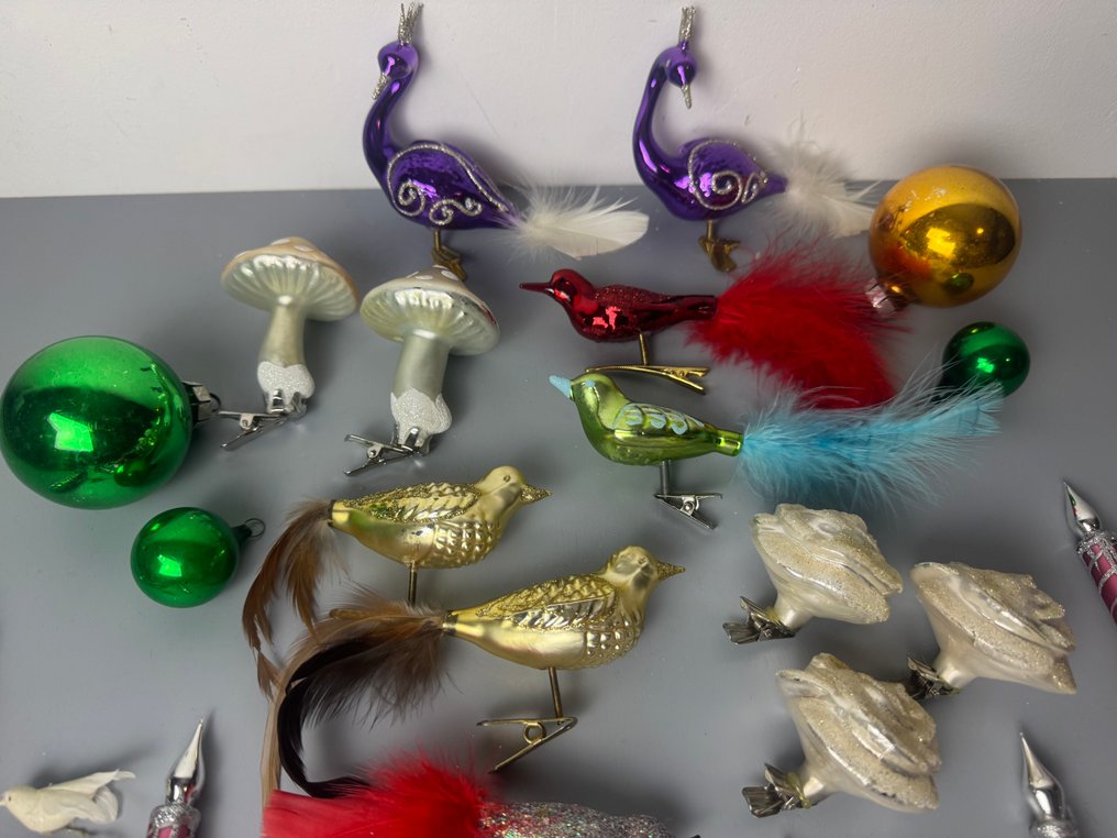Kerstdecoratie (32) - Vintage en retro gekleurde en zilveren Glazen Kerstballen Set - 32 Stuks o.a. kaarsen, Vogeltjes, - Glas #2.1