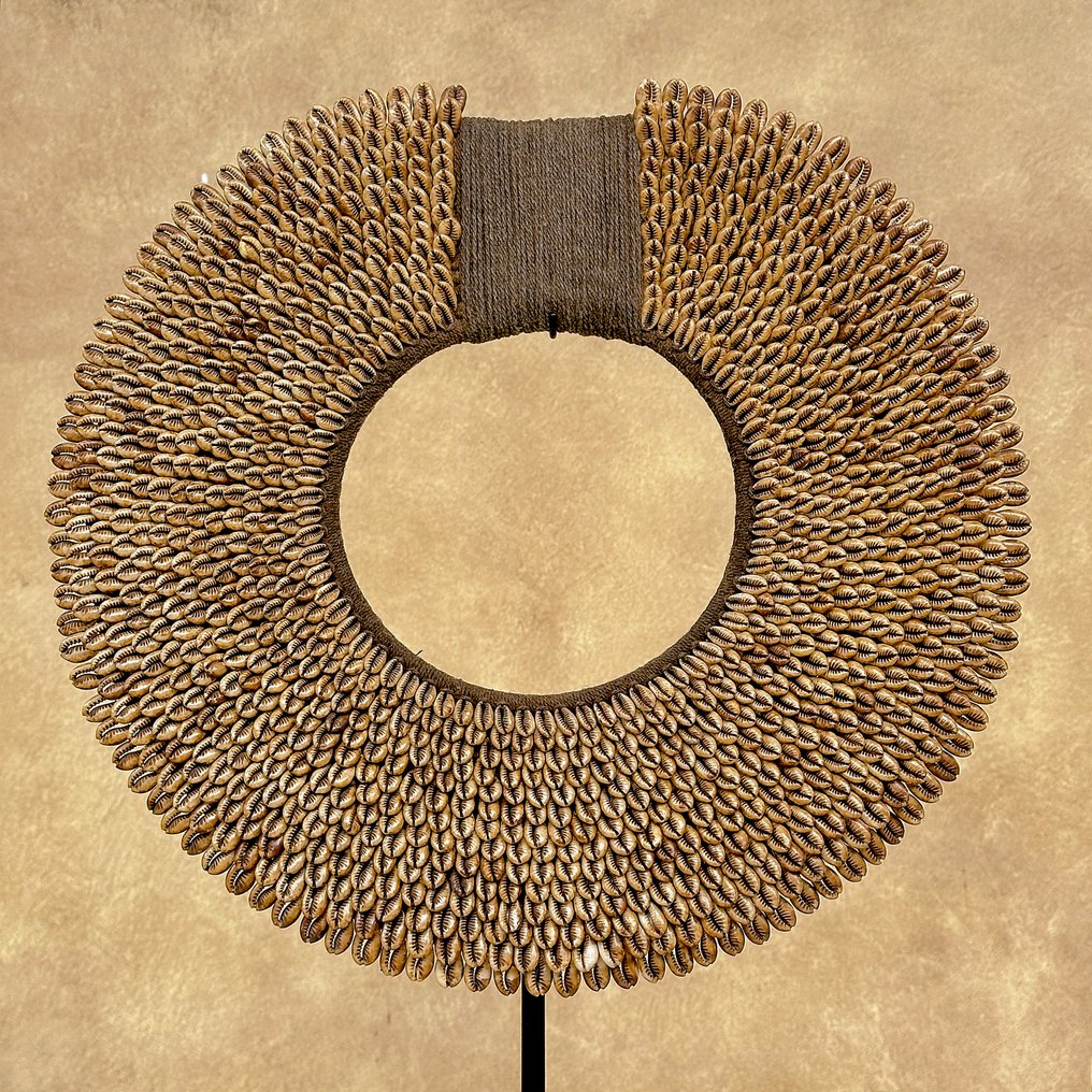 Koriste-esine (2) - NO RESERVE PRICE -Stunning  Pair XL of caramel coloured tolai necklaces on custom stands - Papua-Uusi-Guinea #4.3