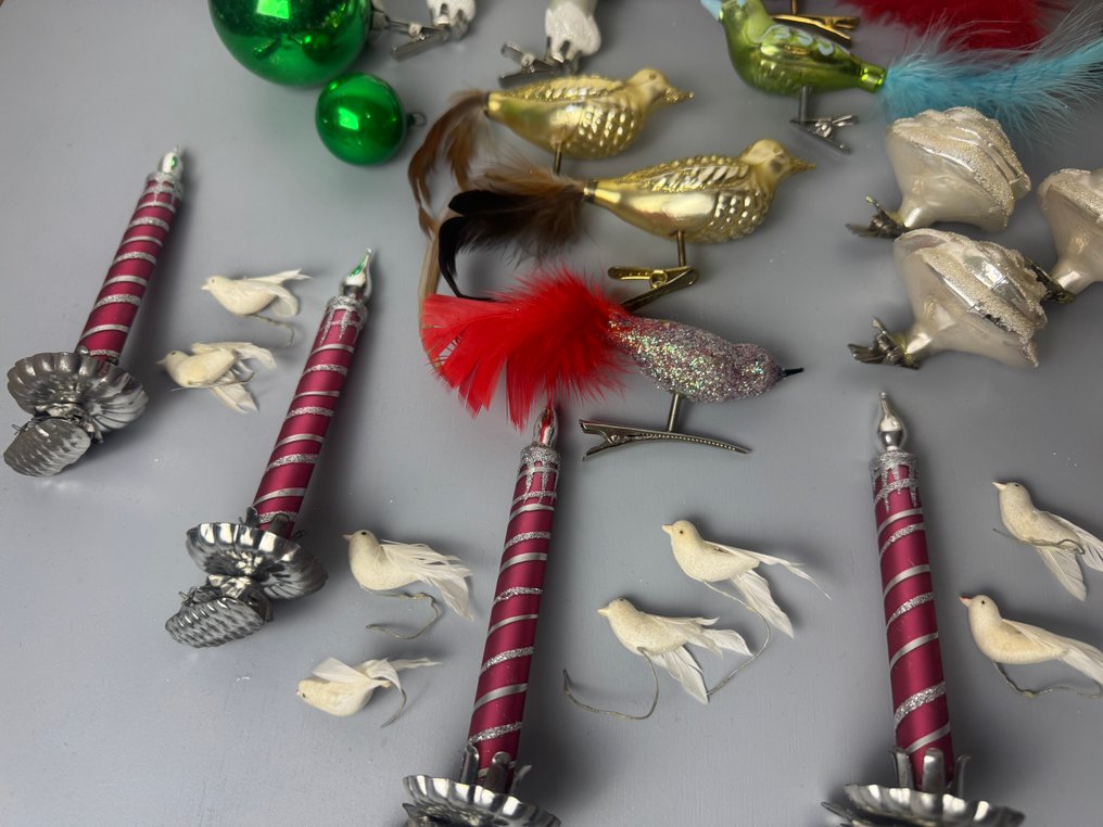 Kerstdecoratie (32) - Vintage en retro gekleurde en zilveren Glazen Kerstballen Set - 32 Stuks o.a. kaarsen, Vogeltjes, - Glas #4.3
