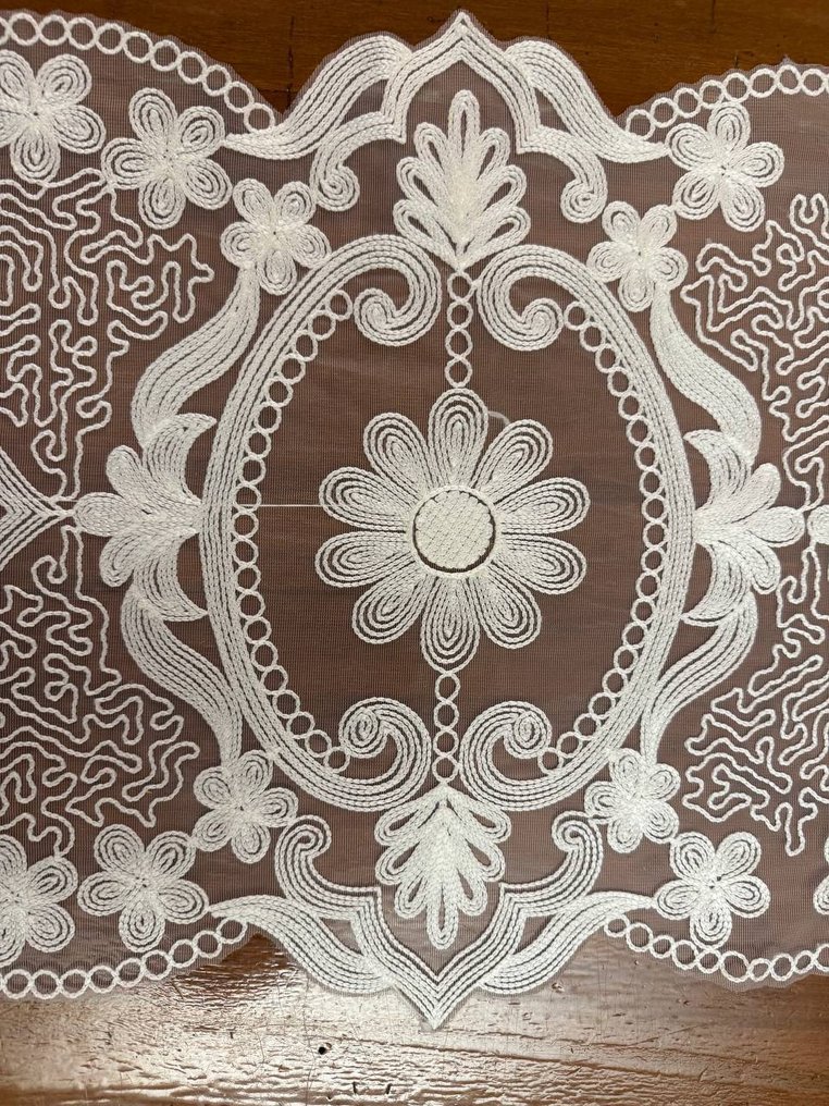 中央裝飾品 - 浮雕刺绣桌布中央垫，带有花卉藤蔓图案  - 棉 #4.3