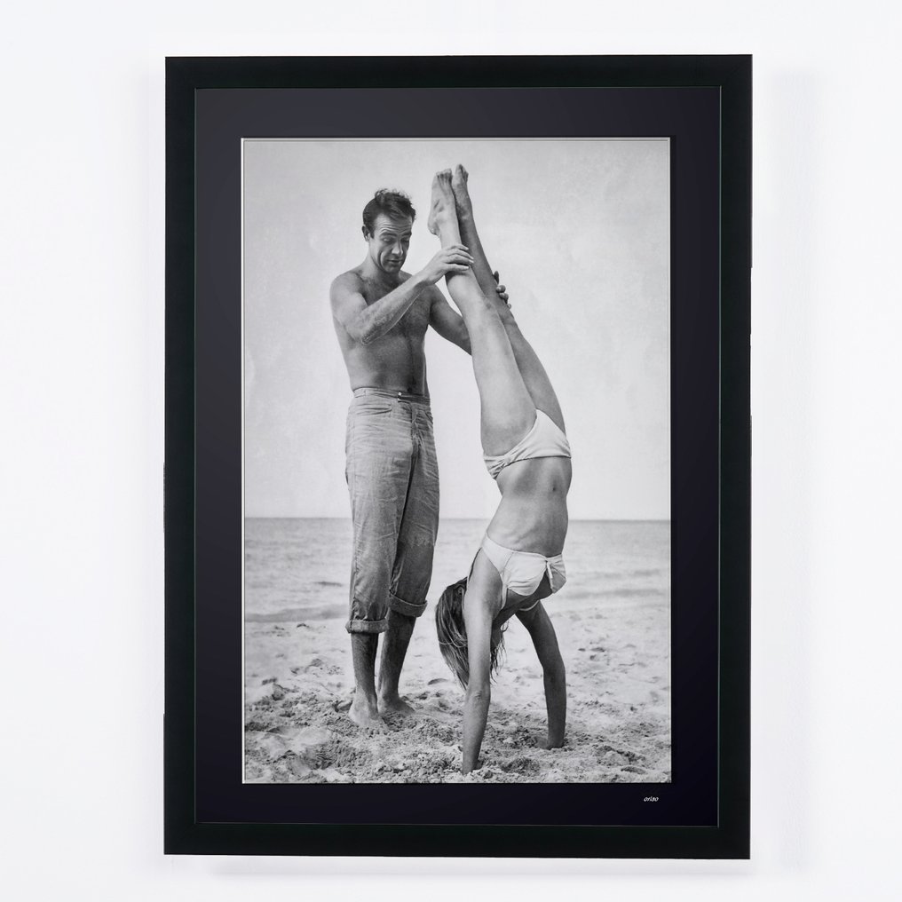 Sean Connery & Ursula Andress - Behind the Scenes of 'Dr No' 1962 - Fine Art Photography - Luxury Wooden Frame 70X50 cm - Limited Edition 01 of 30 - Serial 20326 - Original Certificate (COA), Hologram - 100% New. Shipping Reduction from 3 items #1.0