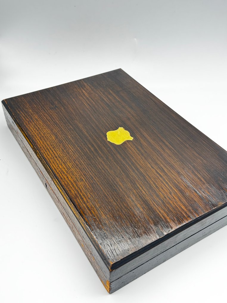 “Antique Fish Cutlery Set with Yellow Handles and Hand-Engraved Blades in Velvet-Lined Box” - Servizio di posate da pesce (14) - Placcato argento, Legno #3.2