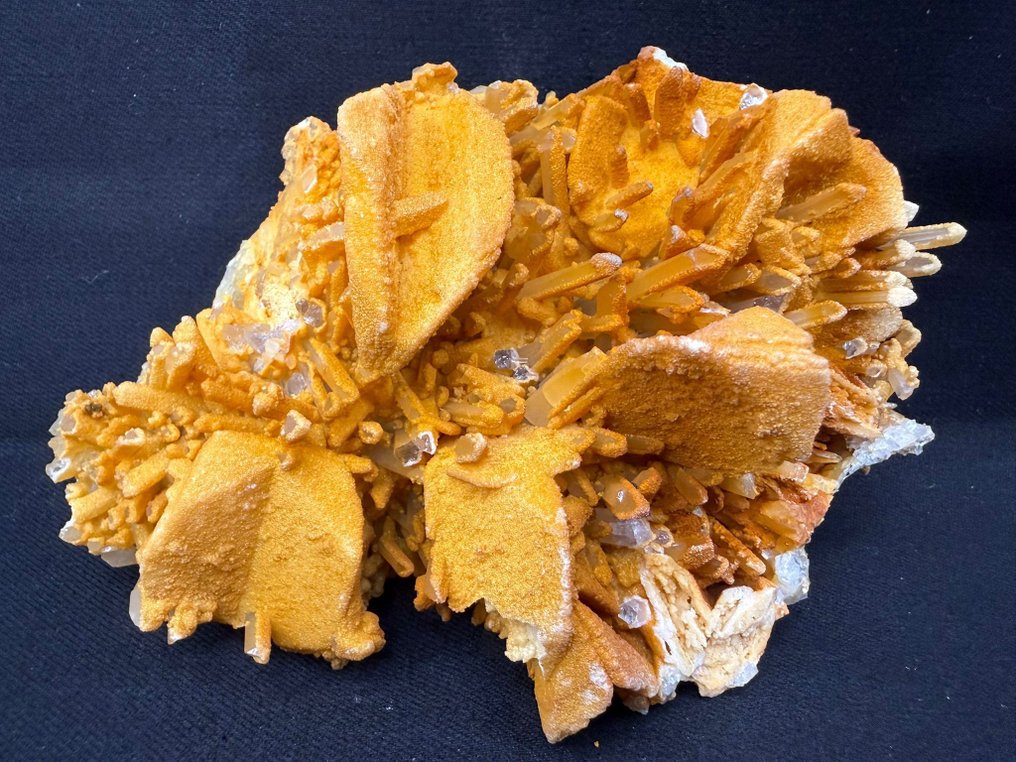 方解石晶体覆盖在带有褐铁矿包覆的石英晶体上 標本 - 高度: 13 cm - 闊度: 10 cm- 574 g #1.0