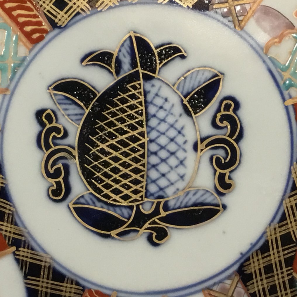 Twee antieke Arita porseleinen schalen met pijnboom, bamboe en pruimenbloesem afbeeldingen - Servierplatte (2) - Töpferware #2.1