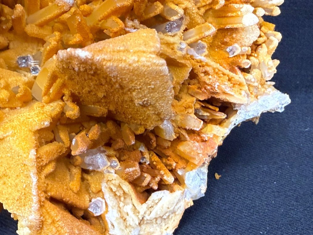 方解石晶体覆盖在带有褐铁矿包覆的石英晶体上 標本 - 高度: 13 cm - 闊度: 10 cm- 574 g #3.2