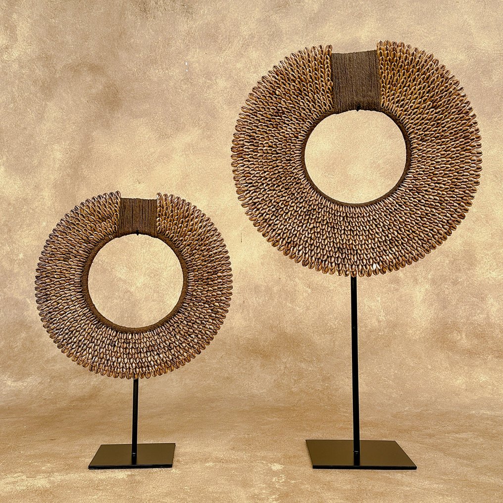 Koriste-esine (2) - NO RESERVE PRICE -Stunning  Pair XL of caramel coloured tolai necklaces on custom stands - Papua-Uusi-Guinea #2.1