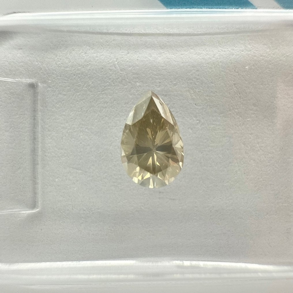 没有保留价 - 1 pcs 钻石  (天然色彩的)  - 0.47 ct - 梨形 - Fancy light 稍帶灰色的, 稍帶綠色的 黄色 - SI2 微内含二级 - 国际宝石研究院（IGI） #3.2