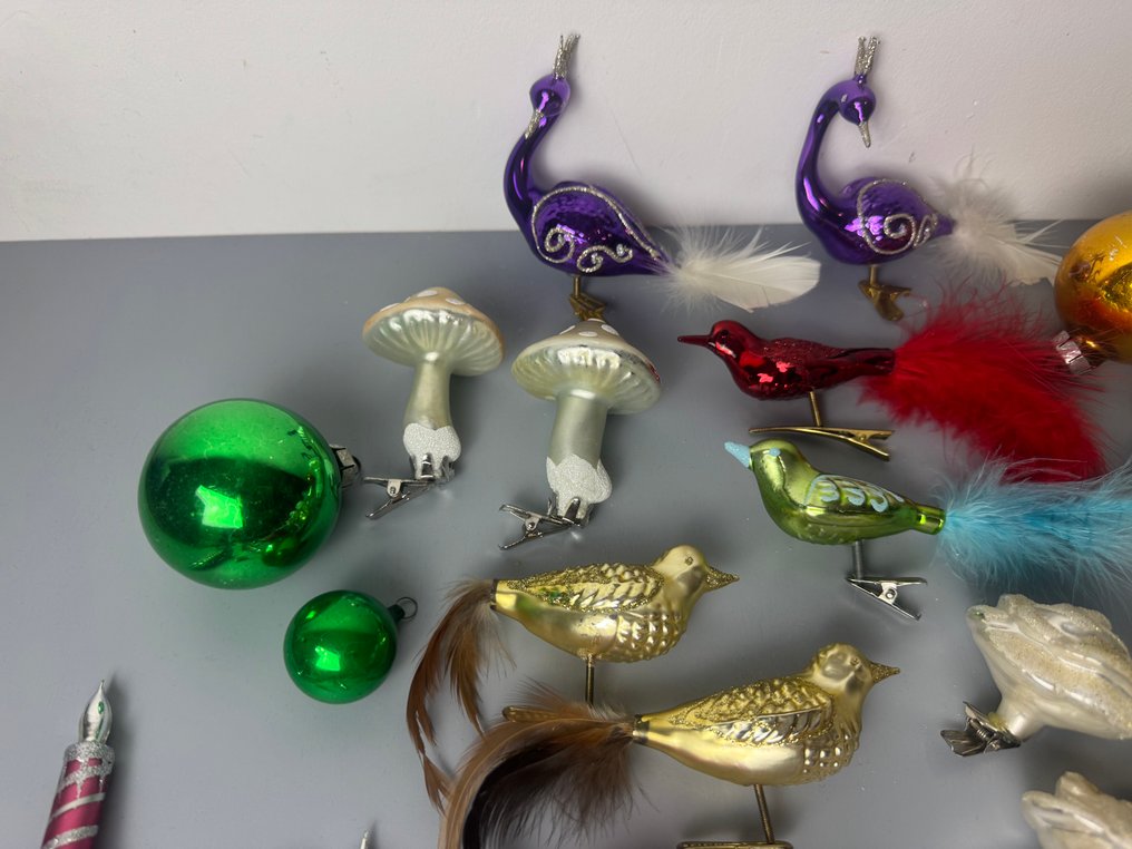 Kerstdecoratie (32) - Vintage en retro gekleurde en zilveren Glazen Kerstballen Set - 32 Stuks o.a. kaarsen, Vogeltjes, - Glas #3.2