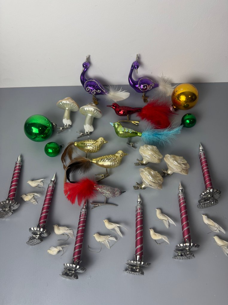 Kerstdecoratie (32) - Vintage en retro gekleurde en zilveren Glazen Kerstballen Set - 32 Stuks o.a. kaarsen, Vogeltjes, - Glas #1.0