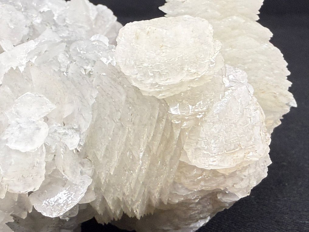 Fluorescent Calcite (UV) crystals var Pagoda (poker chip) Specimen - Height: 10.5 cm - Width: 8 cm- 481 g #3.2