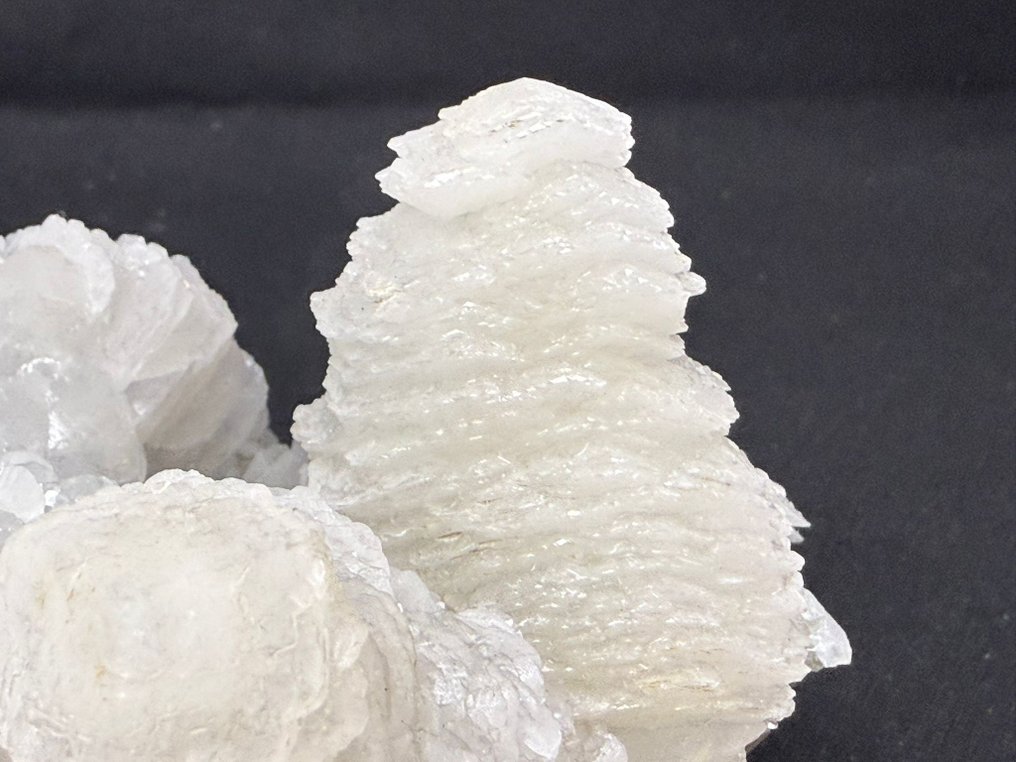 Fluorescent Calcite (UV) crystals var Pagoda (poker chip) Specimen - Height: 10.5 cm - Width: 8 cm- 481 g #2.1