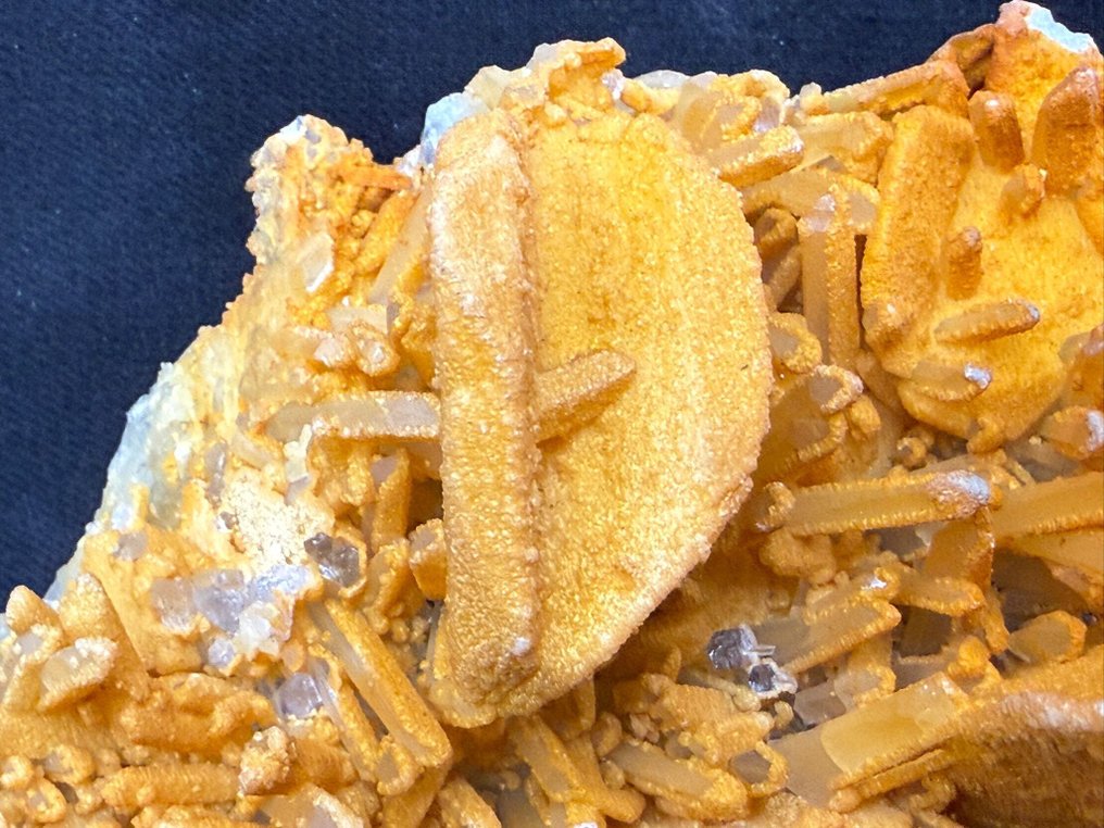 方解石晶体覆盖在带有褐铁矿包覆的石英晶体上 標本 - 高度: 13 cm - 闊度: 10 cm- 574 g #4.3