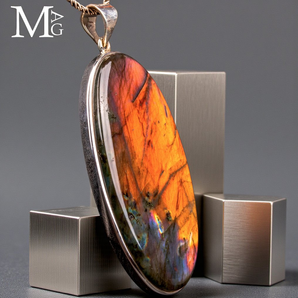 非凡的银质吊坠——优质拉长石，具有独特的自然反光效果——已获认证 - 高度: 75 mm - 闊度: 33 mm- 33 g #4.3