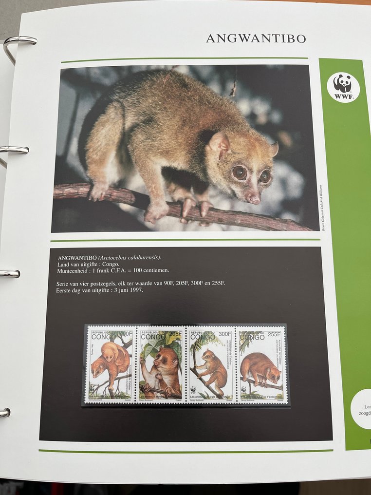 不同的国家  - 由WWF发行的邮票和首日封收藏，装在两个相册和磁带中。 #3.2